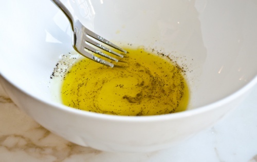 Rimedio a base di limone olio d'oliva e pepe nero