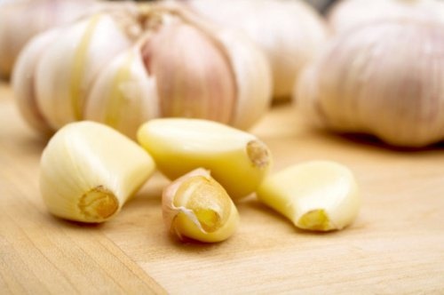 4 spicchi d'aglio al giorno possono evitare numerose malattie