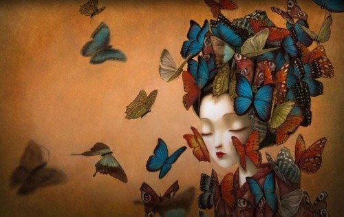Donna circondata da farfalle