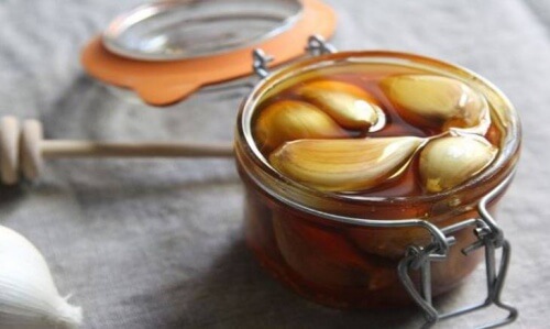 Aglio crudo e miele per prendersi cura del fegato Aglio crudo e miele per prendersi cura del fegato