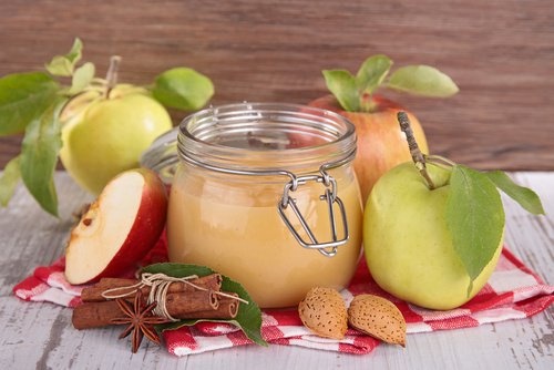 composta di mele in barattolo