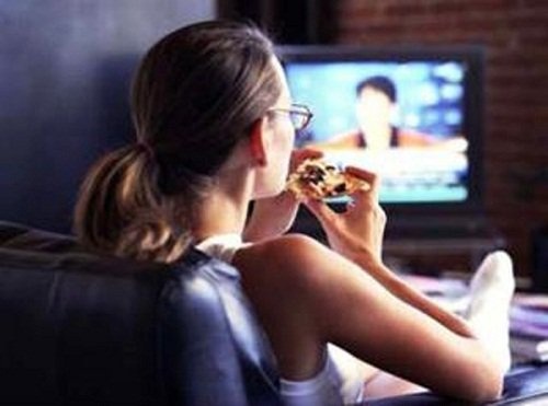 abitudini che fanno ingrassare mangiare davanti TV