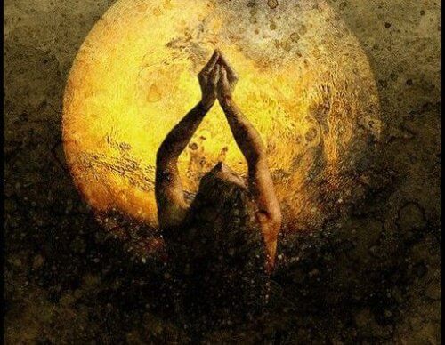 Donna davanti alla luna