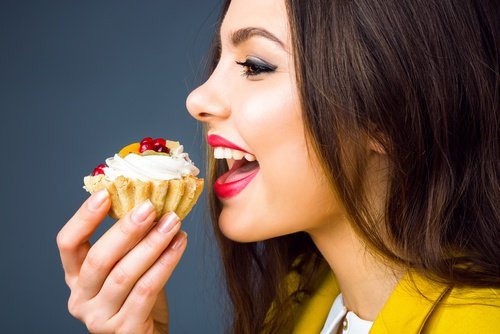 Donna che mangia un dolce