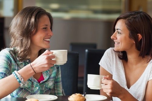 Donne che bevono caffè
