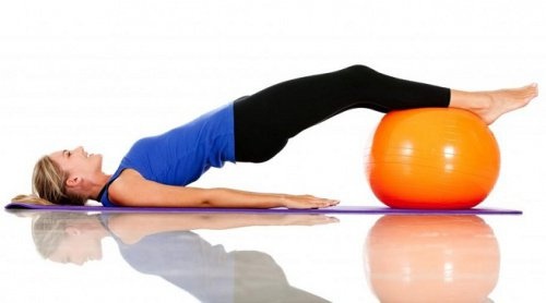 Esercizi pilates con palla