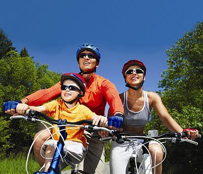 famiglia che va in bicicletta