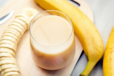 Latte di mandorle, papaya e banana per le articolazioni fragili