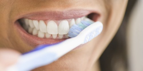 Cosa succede se non laviamo i denti per molto tempo?