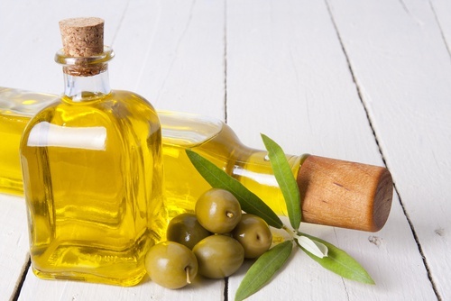 olio d'oliva e olive verdi