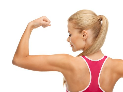 ragazza forte dopo ginnastica