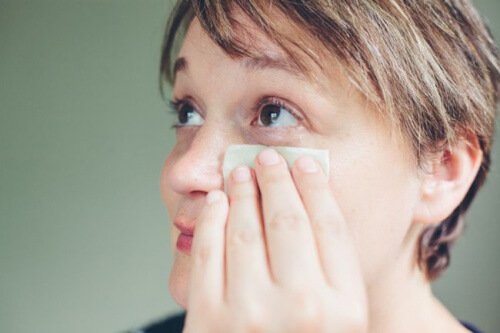 applicare prezzemolo per sgonfiare occhi