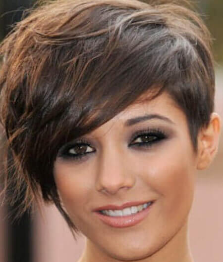 taglio corto ragazza mora