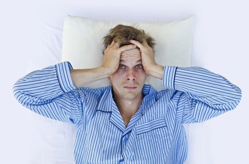 uomo a letto per dormire