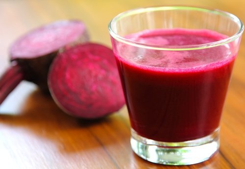 bicchiere con frullato di barbabietola