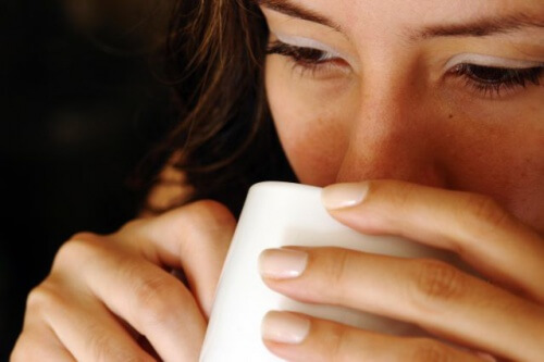 Acqua calda a digiuno: 7 benefici Acqua calda a digiuno: 7 benefici