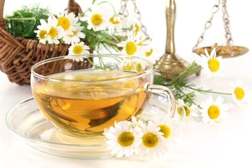 infuso di camomilla per rilassarsi prima di dormire