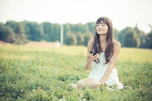 ragazza nel prato addio pigrizia