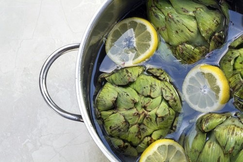 pentola con carciofi e limone a fette