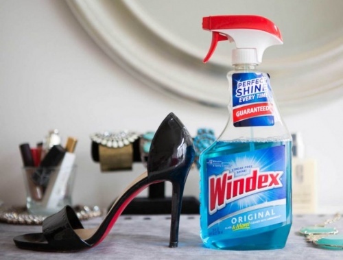 Pulire le scarpe di vernice