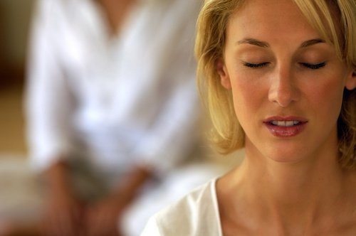 chiudere gli occhi ed entrare in contatto con il proprio corpo