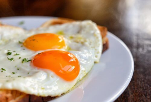 Uova a colazione: tre ragioni per mangiarle e due ricette