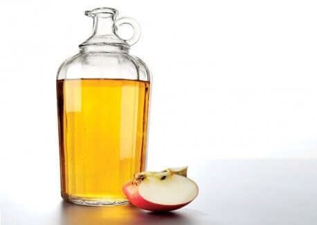 Aceto di mele tra i rimedi naturali per eliminare i pidocchi.