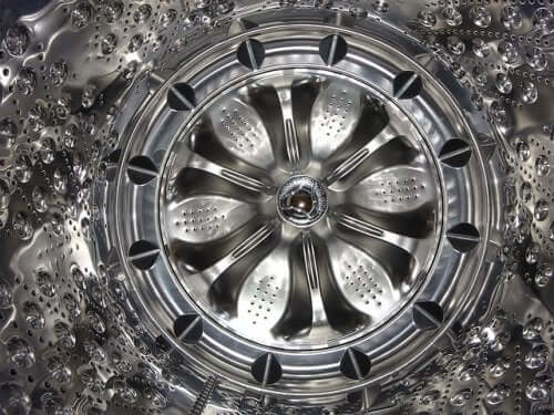 Disinfettare la lavatrice con l'aceto di vino bianco