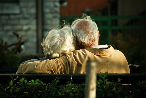 coppia anziana abbracciata sulla panchina - prevenire l'Alzheimer