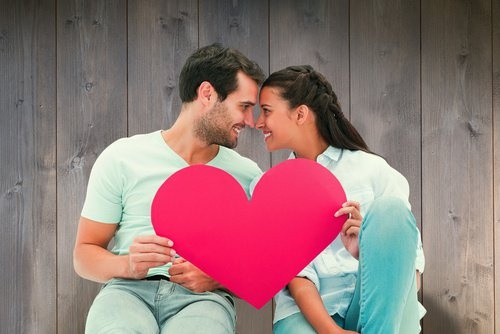 coppia con cuore rosso
