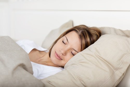 ragazza e cuscino per liberarsi di apnea del sonno