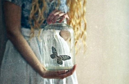 Paure - donna con barattolo e farfalla