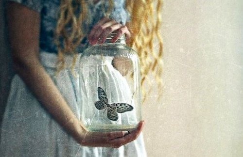 Paure - donna con barattolo e farfalla
