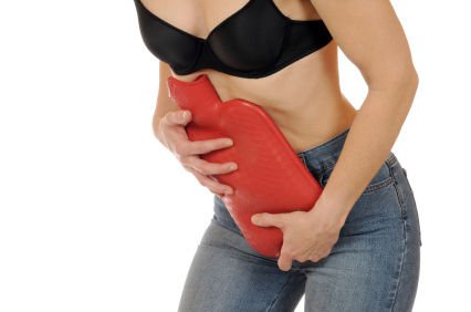 donna con borsa dell'acqua calda