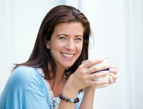 donna con tazza in mano