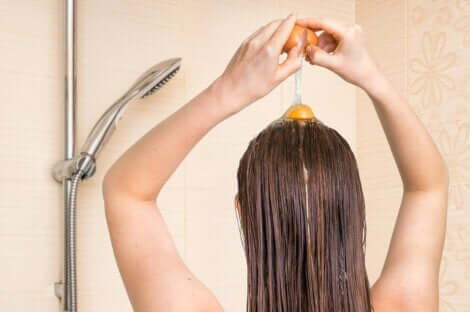 Uova e limone contro i capelli grassi