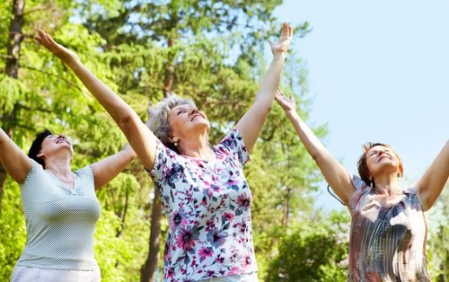 donne adulte con le braccia al cielo