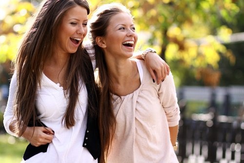 donne che si abbracciano