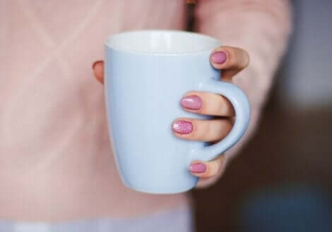 Mano con tazza