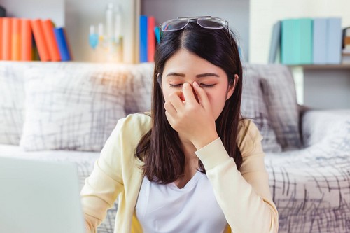 Massaggiare i bulbi oculari.