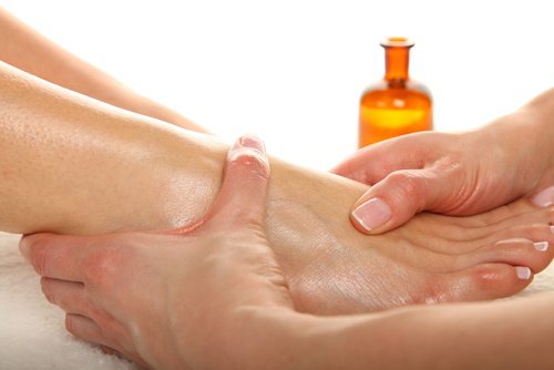 massaggio ai piedi con olio