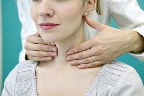 Medico diagnostica problemi alla tiroide