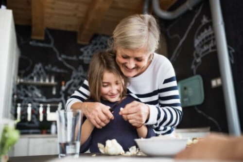 Nonna che cucina con la nipote