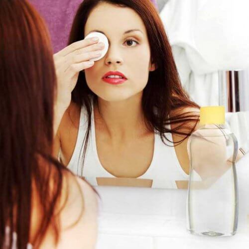 ragazza si strucca con l'olio per bambini