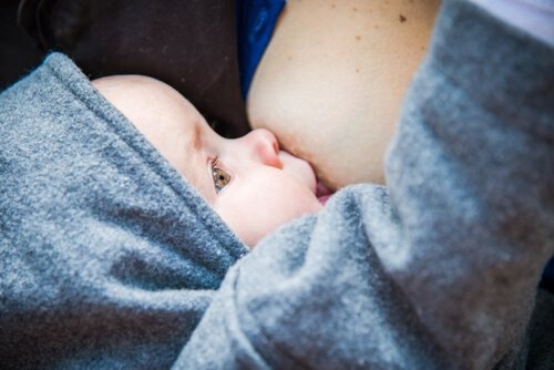 Bambino succhia il latte