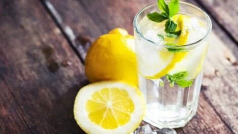 Acqua con succo di limone: perché fa bene?