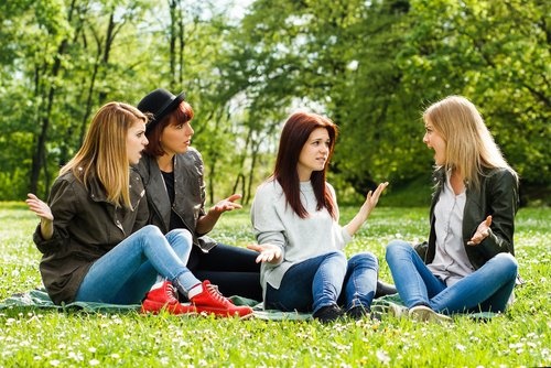 Amiche che discutono