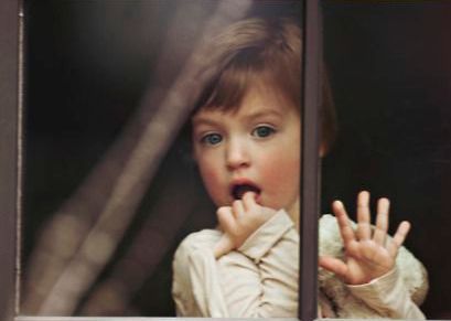 Bambina dietro la finestra ipereducazione