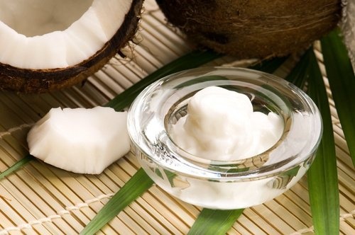 olio di cocco per pulire la pelle del viso