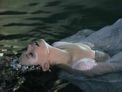 Donna in acqua